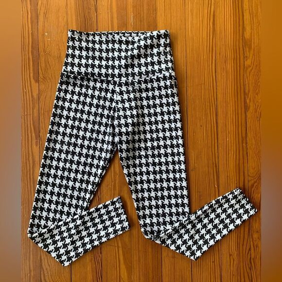 Onzie HIGH RISE MIDI LEGGING – HOUNDSTOOTH - Picture 4 of 9